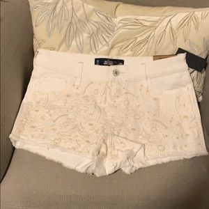 Embroidered high waisted short shorts